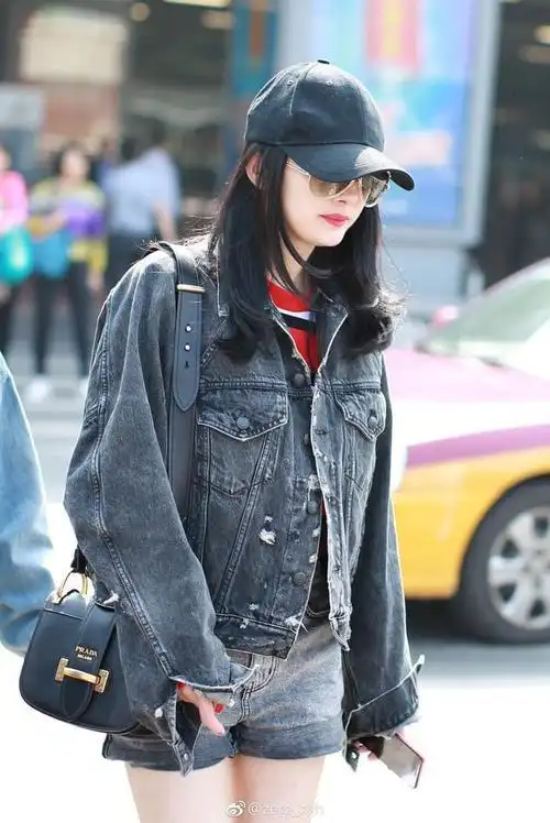 杨幂一反常态上身牛仔衣下身牛仔短裤示人这风格喜欢么