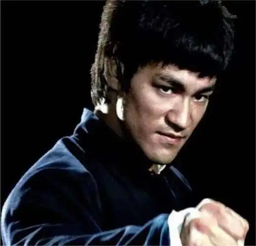 在美国西雅图李小龙的墓地:儿子陪在旁边,墓碑前12个字让人沉思