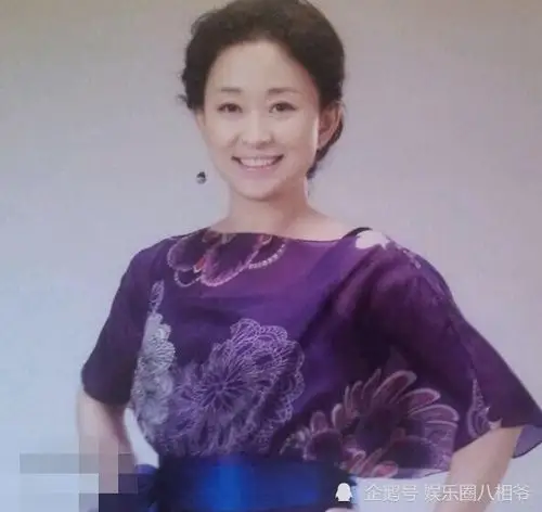 刘玉婉已经55岁了,如今还活跃在歌坛经常参加各种演出,她端庄优雅容颜