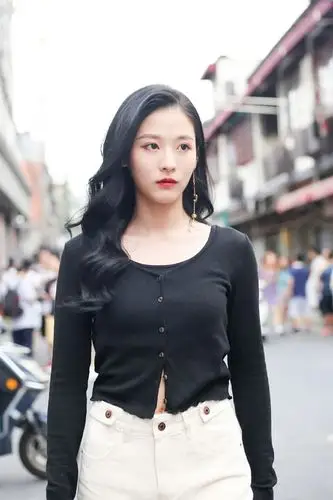 三哥气场两米五和行走的画报孙芮解锁早春时尚吧