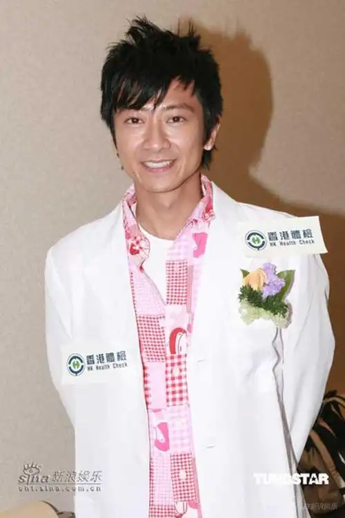 组图:孙耀威陈法拉出席活动大玩测量心跳