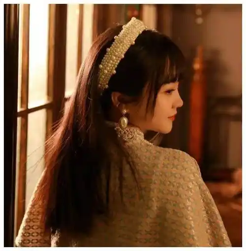 24岁林妙可近照曝光,晒复古写真名媛范儿足,脸上婴儿肥抢镜