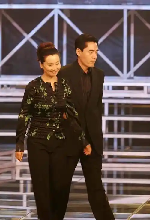 陈宝国夫妇罕见同框,他目光坚毅太有男人味,老婆痴婆眼太深情了_审美