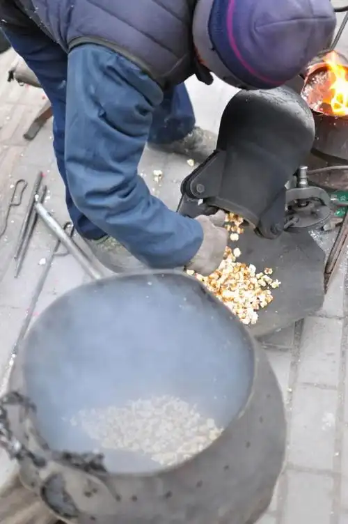 盛开在铁炉里的爆米花,是童年记忆里最美的烟花