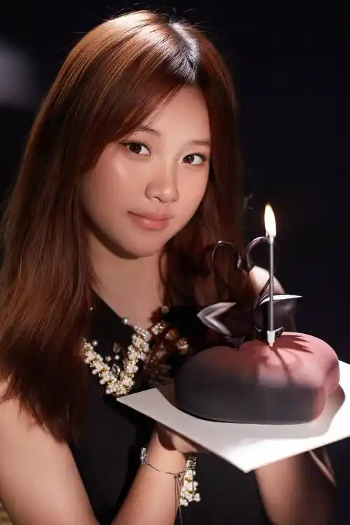 贾乃亮晒合影为女儿庆生,13岁甜馨生日写真好漂亮,淑女范十足