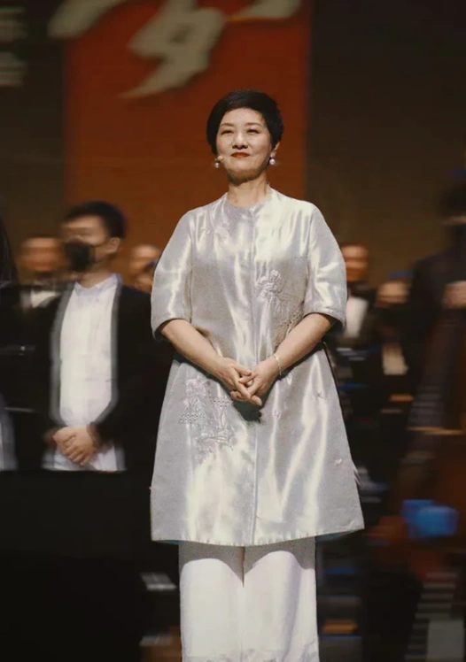 邓婕自然老去的样子太美了穿刺绣长衫优雅到骨子里65岁的脸无一丝皱纹