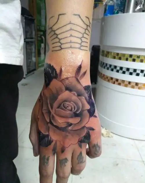 手背花纹身图片