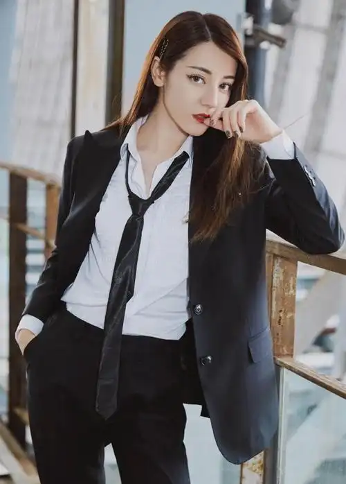 迪丽热巴化身"西装迪"酷炫登台,手扯领带咬手指超诱人,好酷|迪丽热巴|