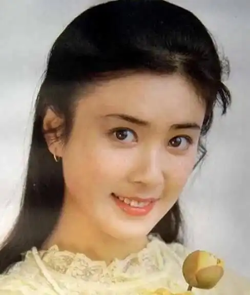 傅艺伟,1964年出生于哈尔滨,从小就多才多艺,14岁之时便因长相极佳而