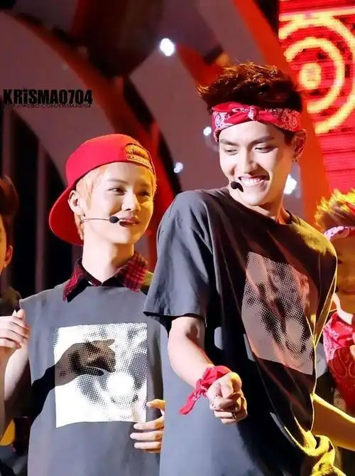 吴亦凡鹿晗"牛鹿"cp尴尬同框 杨幂坐中间解围