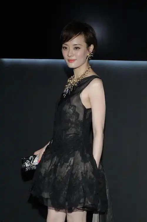 看了她和孙俪同穿黑色薄纱裙,你就有答案了|白皙|方脸_网易订阅