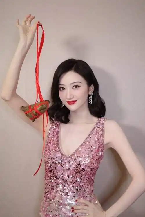 女星景甜穿粉色珠片长裙拍摄写真,端午佳节祝福送到给粉丝_工作_照片