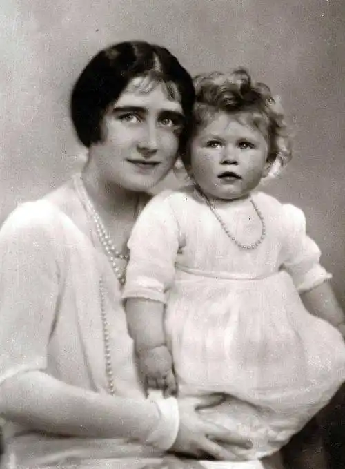 珍贵老照片:英国女王小时候的模样好可爱,婴儿时期就爱笑_伊丽莎白