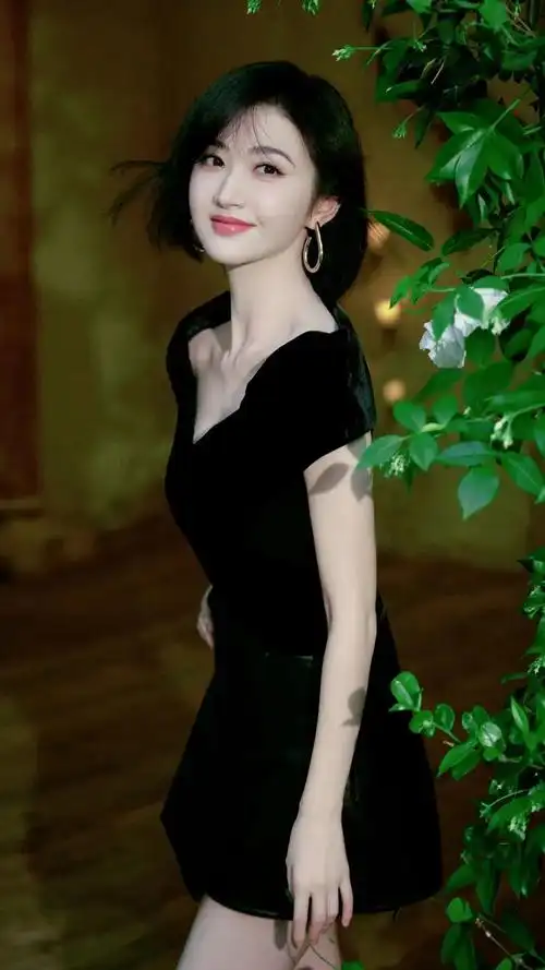 短发景甜,穿黑色v领短裙,有着轻熟美人的韵味