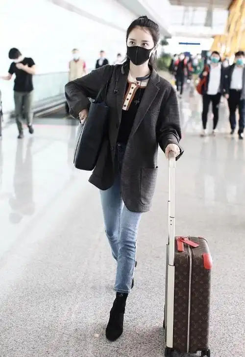 陈小纭光腿穿靴子却露出护膝表面穿得挺清凉但保养得比谁都好