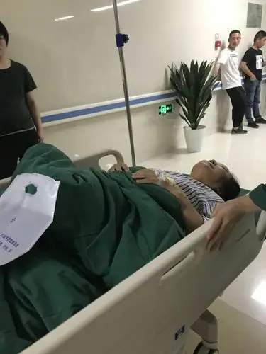 亲人们在手术室外等候着