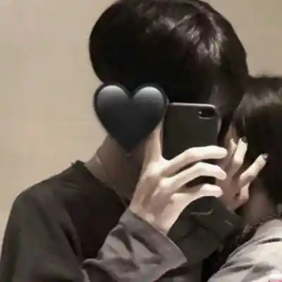 用手机挡脸的情人头像,情侣头像图片-回车桌面