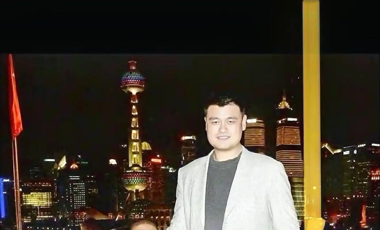 这是我跟姚明的合影.