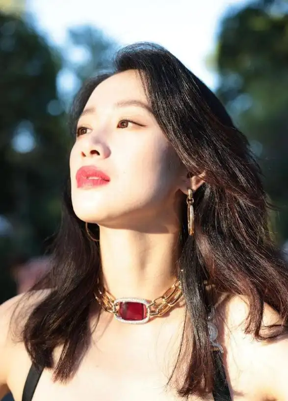 李梦靓丽写真露事业线!肤白貌美身材极好!