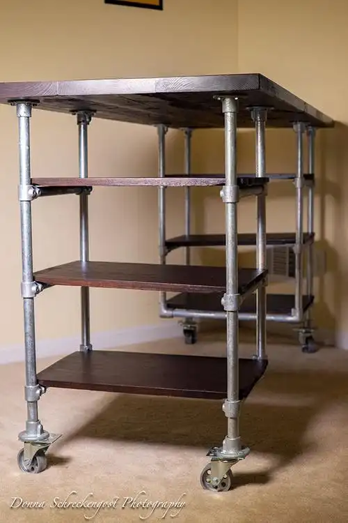 最终新百建的项目团队帮她设计了图中的这个工业风水管桌子