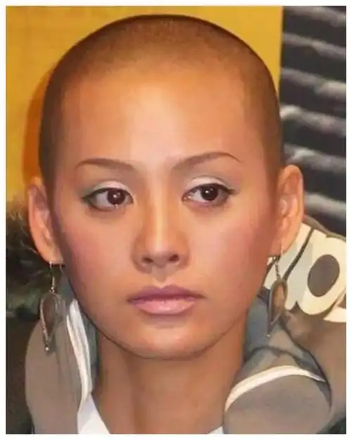 宁静不惧镜头素颜出镜?她还剃过光头,穿军大衣参加颁奖礼!