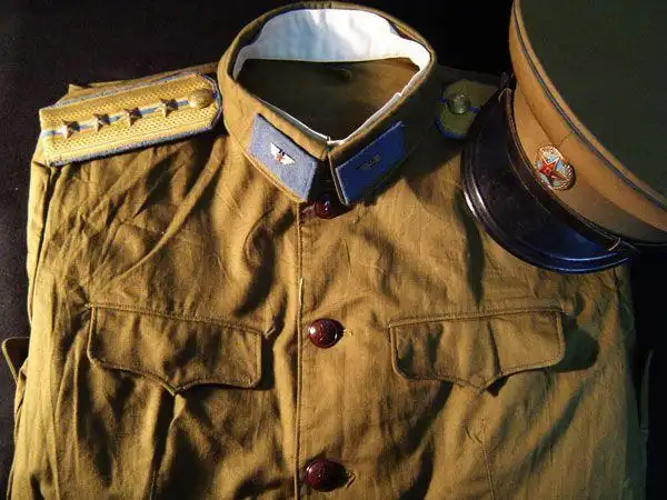 真实版的55式空军尉官常服,注意胶木扣.