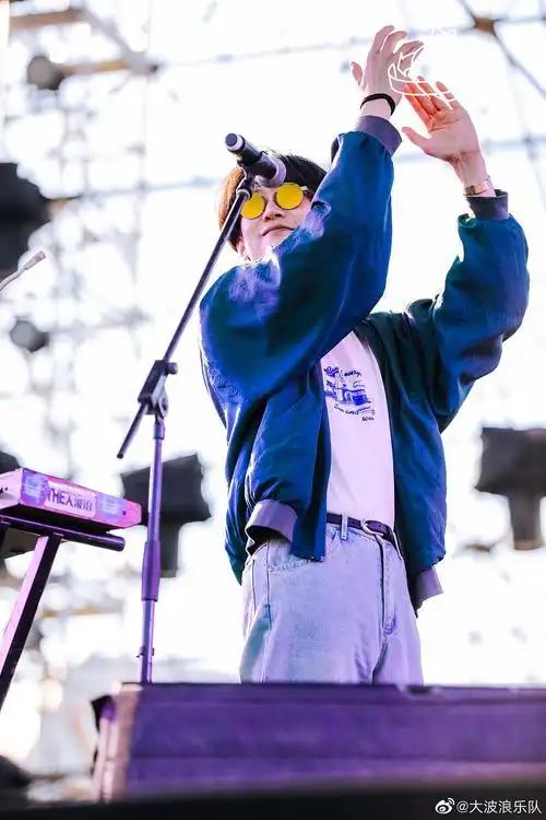 p data-id="gnwshmukvk">李剑,是大波浪乐队主唱.