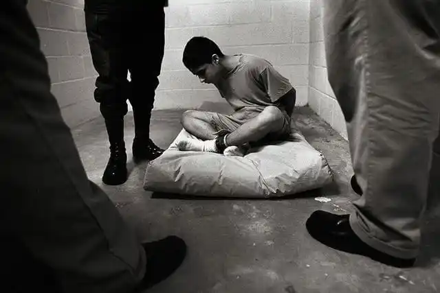 美国少年监狱,刚入狱的"新人"要饱受"前辈"的欺凌_网易订阅