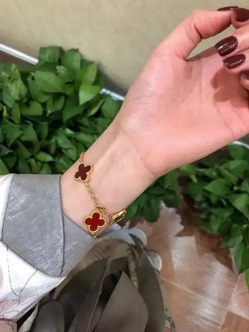 四叶草手链梵克雅宝多少钱(梵克雅宝四叶草手链是幸运的代言词)