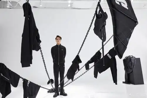 满屏都是大长腿,腿长有两米二吧|王嘉尔_新浪新闻