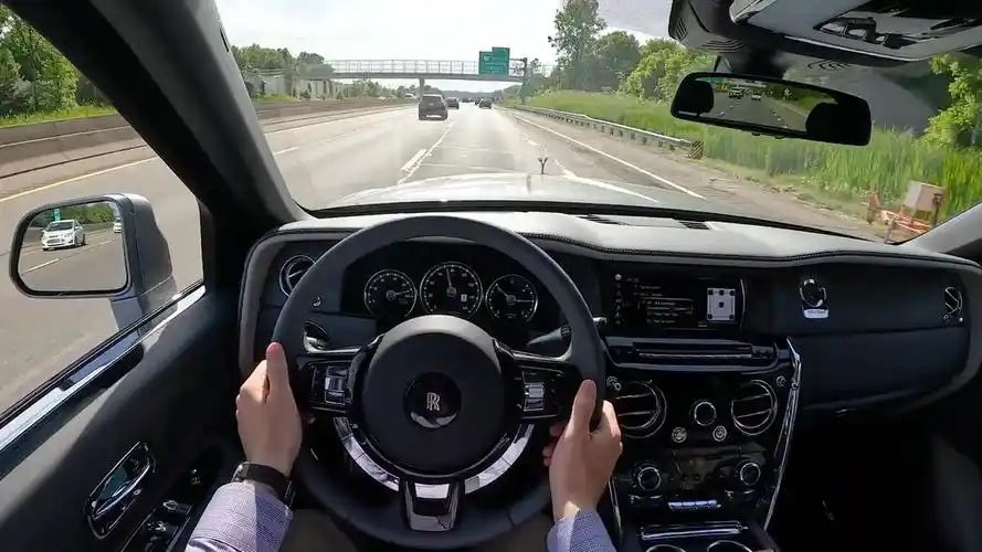 第一视角体验2022款劳斯莱斯库里南,坐进驾驶舱开上路,太霸气了