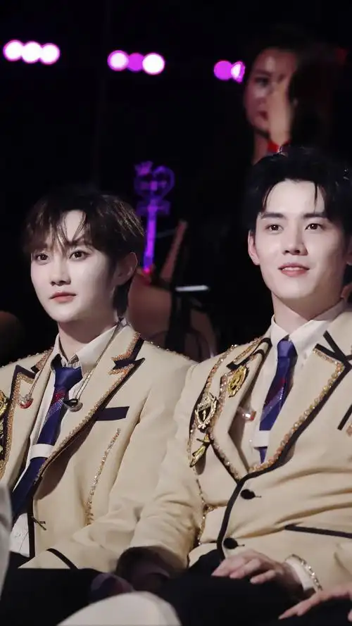 原创张颜齐得到张伟丽确认,r1se三子综艺合体!翟潇闻上热搜风头正劲