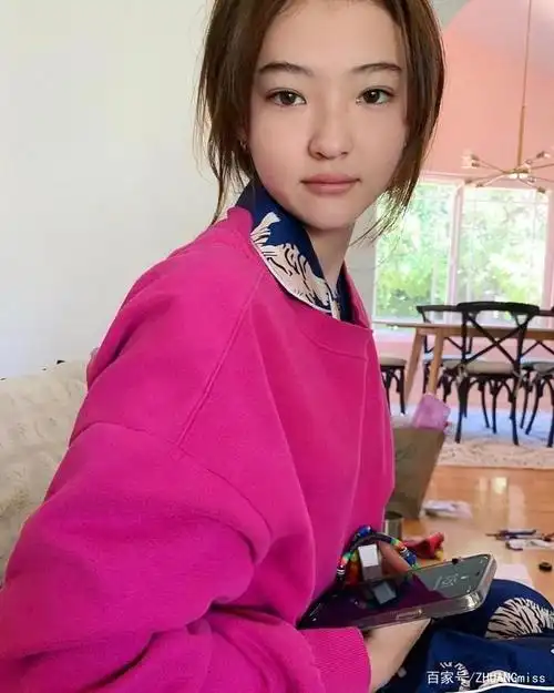 ellagross近日生活照合辑,长相精致甜美,典型的别人家的小孩