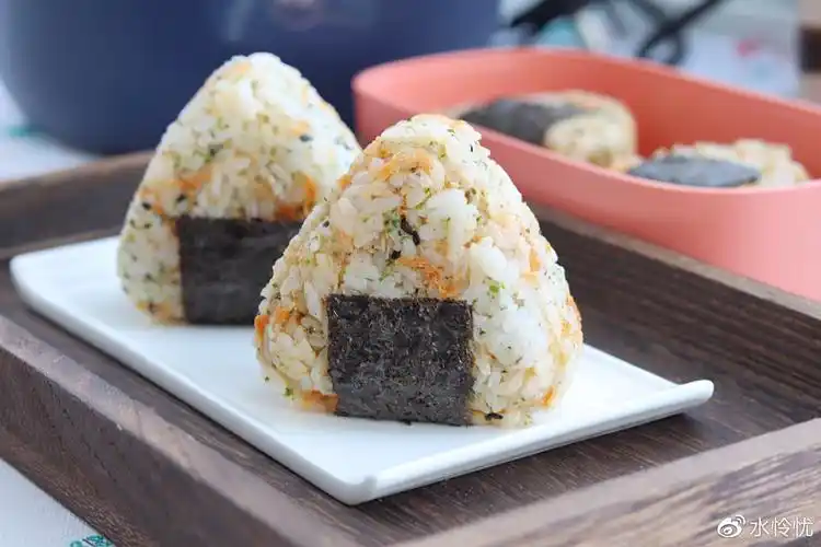 高颜美味的海苔饭团,做法简单易学,便于携带不怕来不及吃早饭喽
