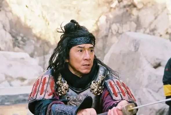 饰演古装大将军的成龙,身披将军铠甲英姿飒爽超帅气!