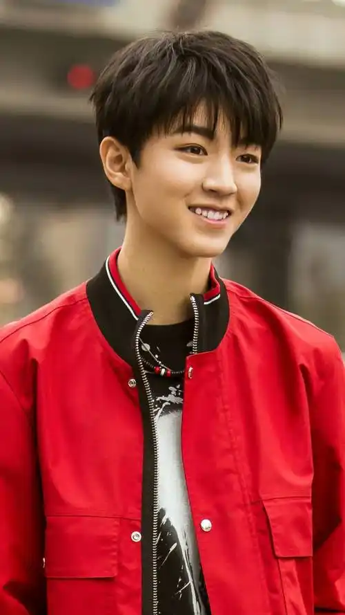 tfboys里18谁的王俊凯俊美帅气,网友:穿衣搭配和发型时尚帅气