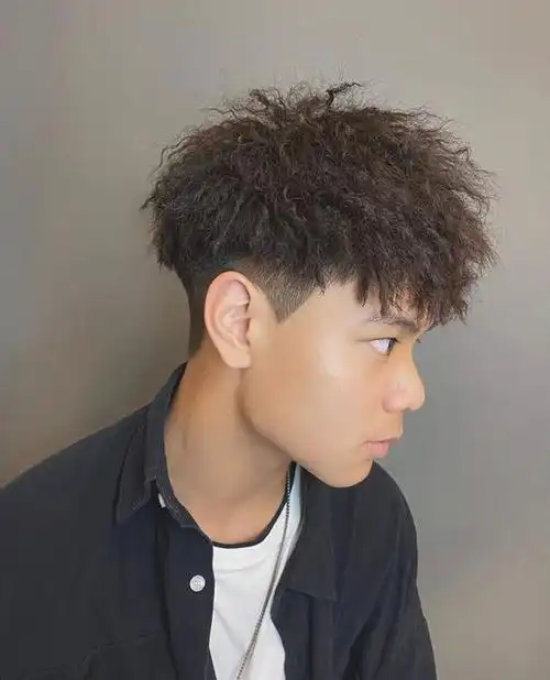 男士发型新风尚:两侧铲短头顶烫卷卷|卷发|脸型|时尚品味_网易订阅