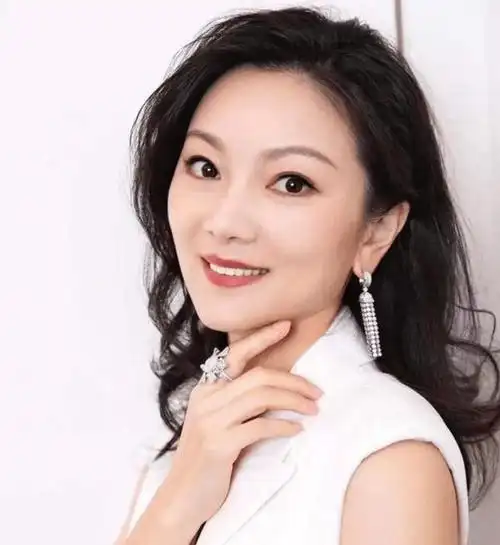 17岁和张艺谋同居,被藏13年如今苦尽甘来,陈婷怎么就赢了巩俐?