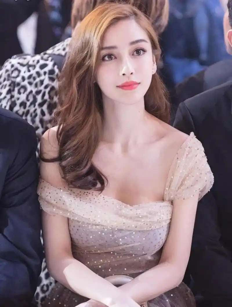 杨颖星空抹胸礼服,气质优雅