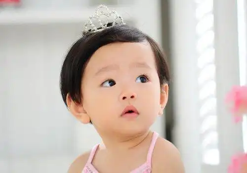 小女孩偏分短发发型小女孩一九分短发直发发型设计,在发顶上的发饰用