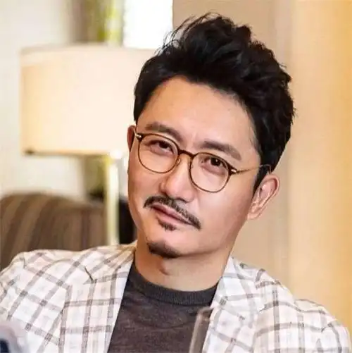 事实证明五十多岁的国家一级演员涂松岩已经走上了另一条大道