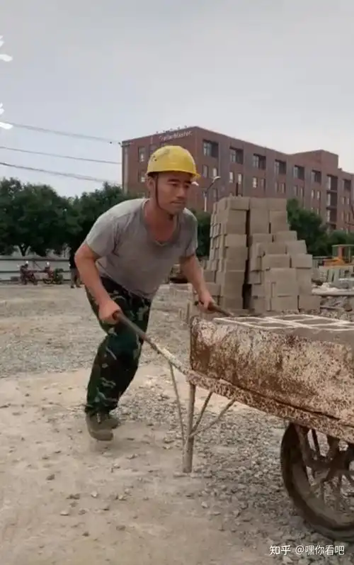 王旭重回工地干活咬牙搬砖汗水湿透衣服称能一包榨菜吃五个馍