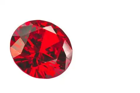 白色背景上的红色红宝石钻石图片