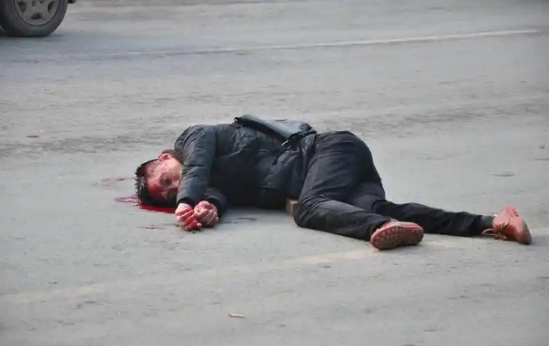 长沙晚报大道疑现枪击案 一男子满身血倒地