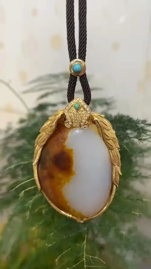 和田玉籽料包金吊坠