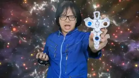 帅哥先变成泰迦,接着又变成泰塔斯和风马奥特曼