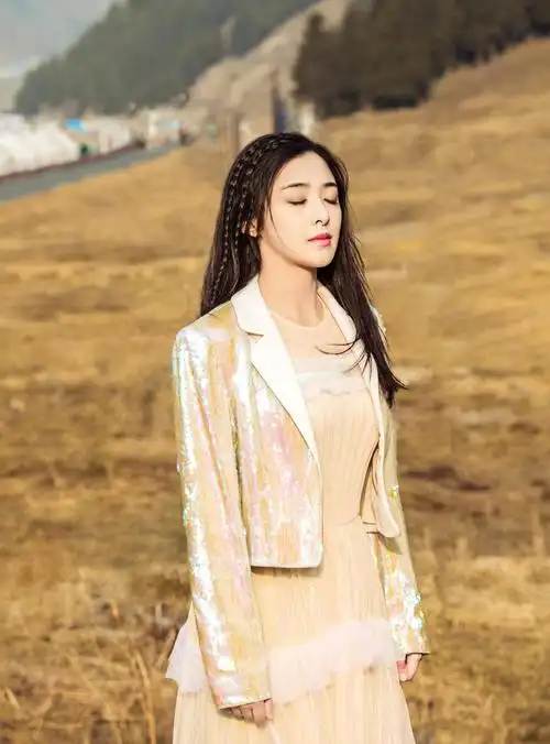 声音百变算什么!张含韵穿衣造型更多变,可御可甜真是个宝藏女孩_质感