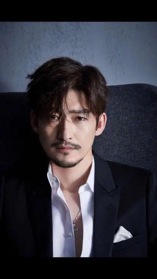 张翰近照曝光,看起来脸色略显憔悴,但身材却依旧