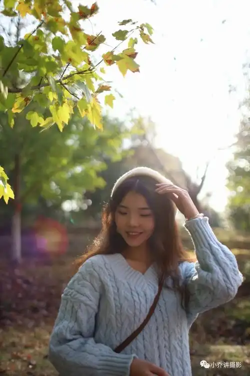 在人像摄影时,画面曝光很重要,不要让人物处于一个逆光的状态,会导致