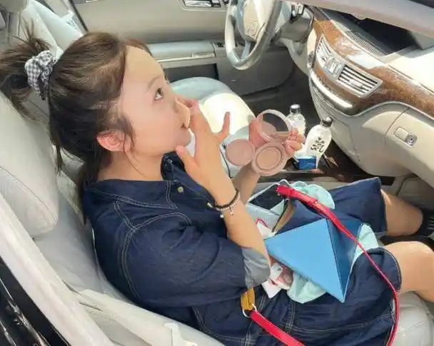 成熟的林妙可:坐奔驰补妆,与同学聚会